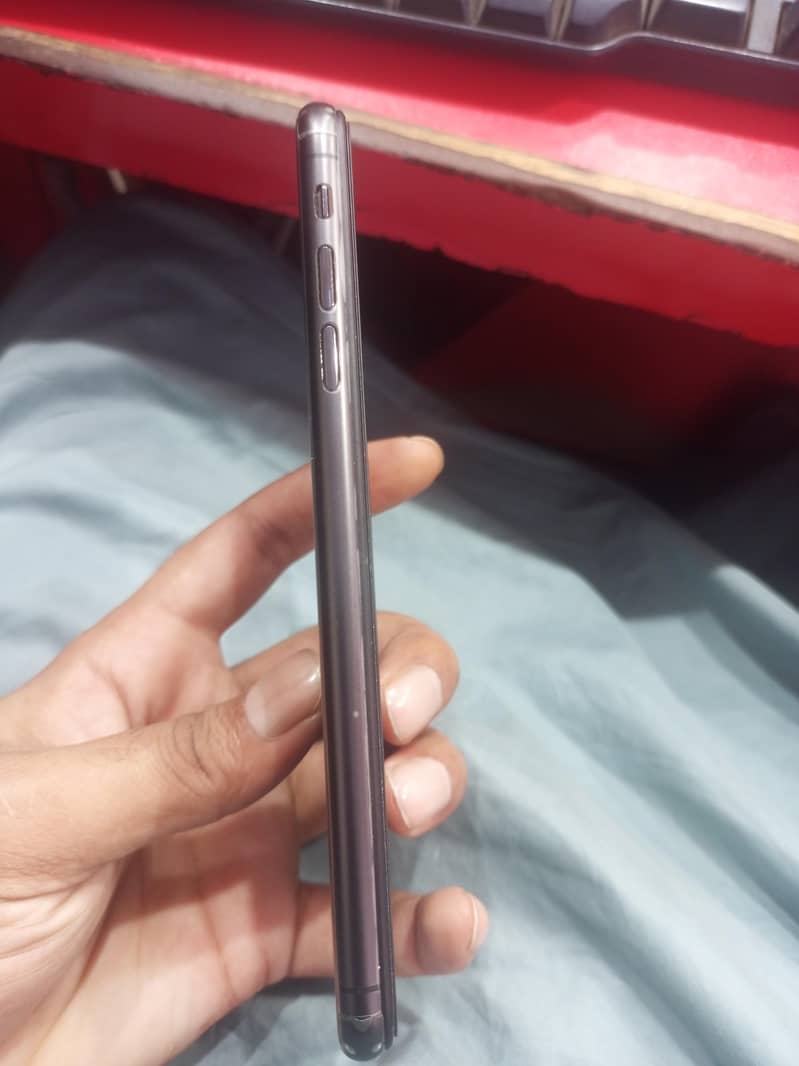 Apple iPhone XS Max 4