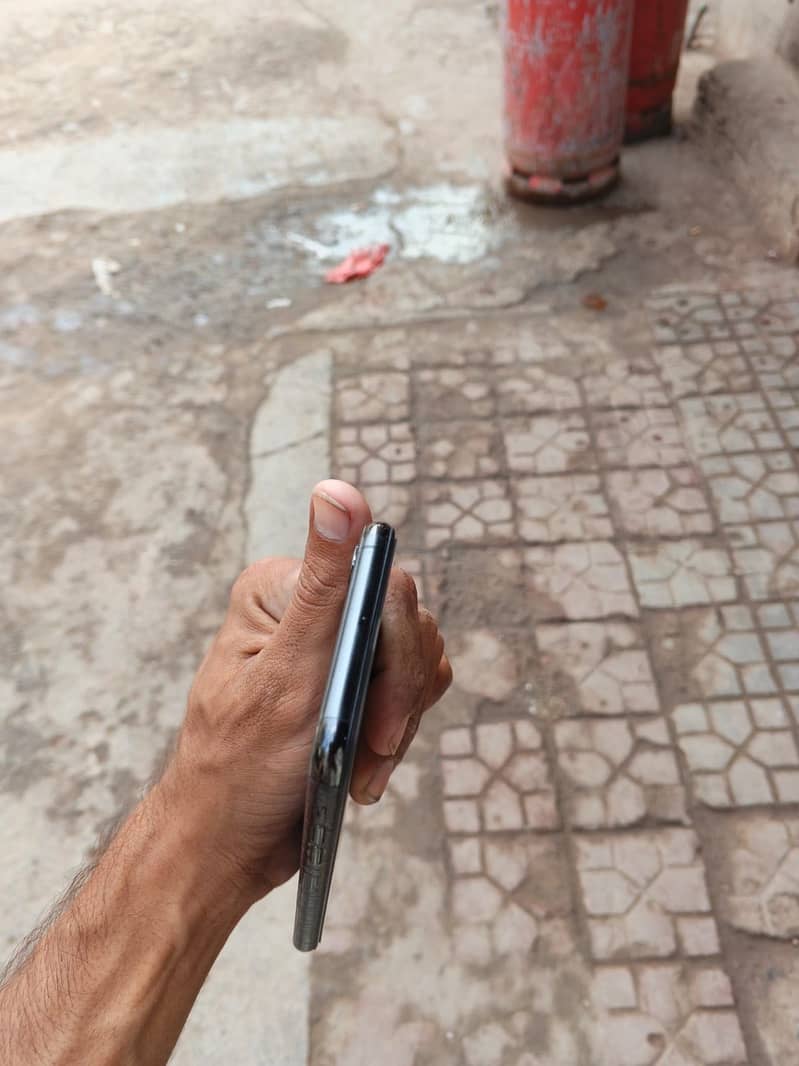Apple iPhone XS 5