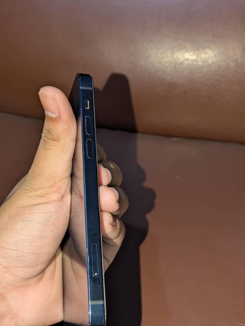 Apple iPhone 12 4