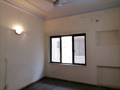Prime Location 10 Marla Flat In Askari 5 Best Option