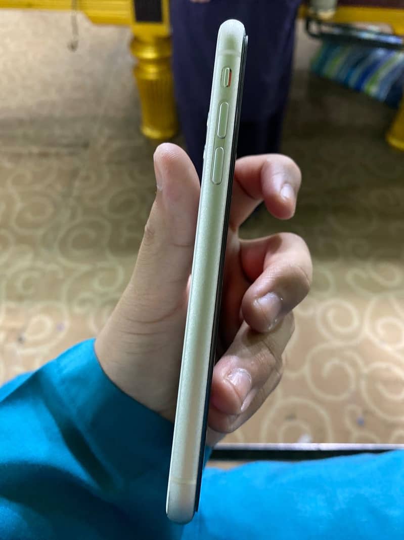 Apple iPhone 11 4