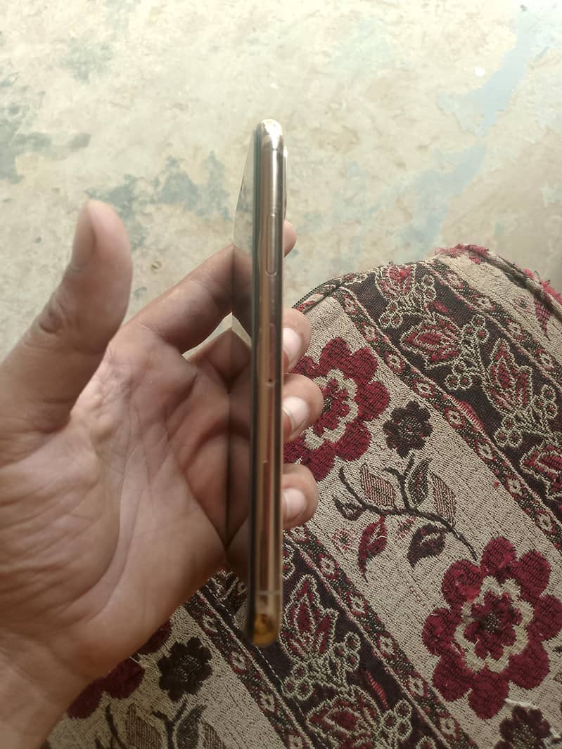 Apple iPhone Xs 1