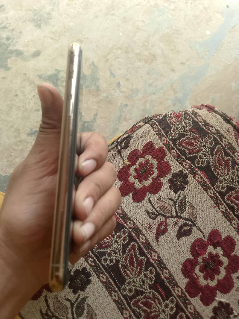 Apple iPhone Xs 3