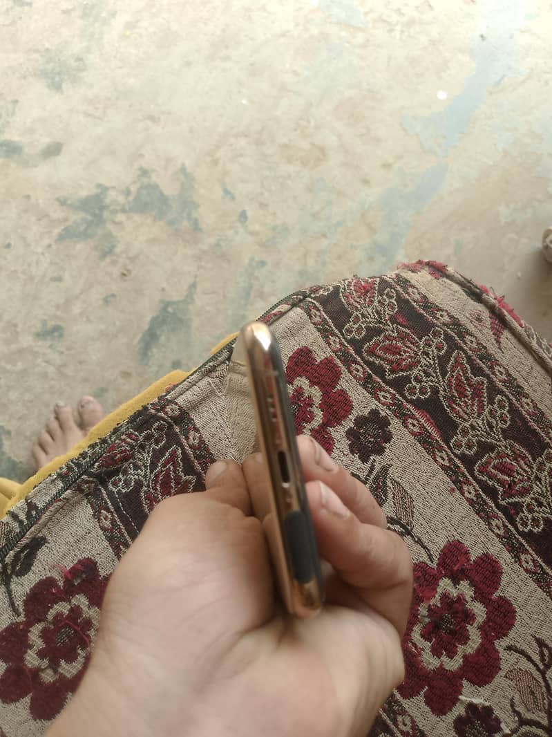 Apple iPhone Xs 4