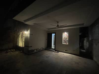 Get This Amazing Prime Location 8 Marla House Available In Divine Gardens