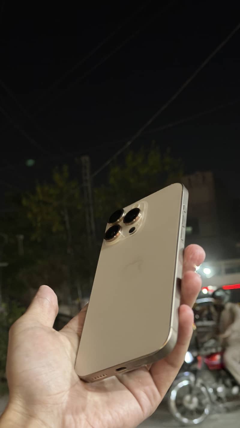 Apple iPhone 16 Pro Max 0