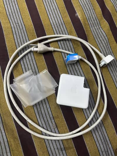 Macbook orignal 87w adapter and power cable