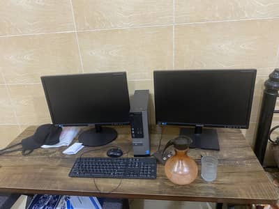 I5 with two screens, table and chair