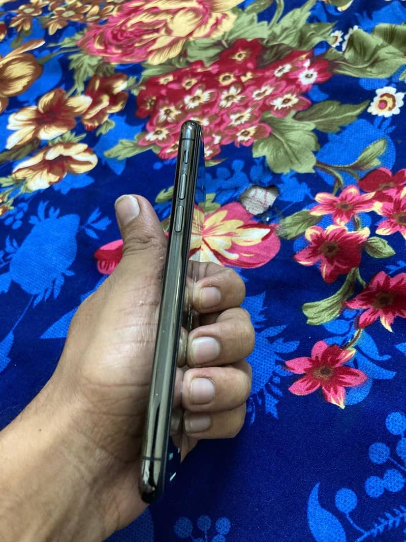 Apple iPhone XS 3