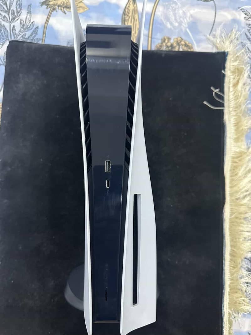 PS5 WITH BOX BEST CONDITION 1
