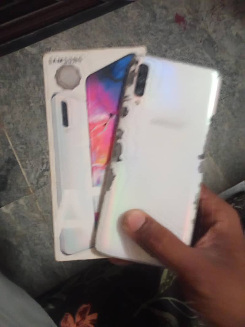 Samsung Mobile A70 1