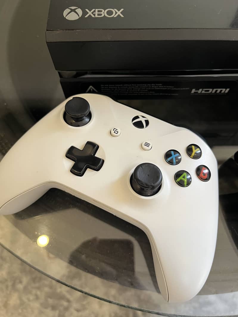 Xbox One With 2 Controllers 3
