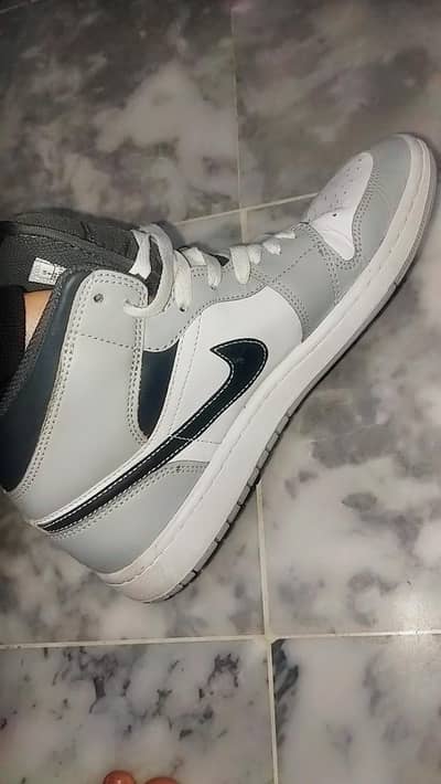Nike Air Jordan 1 Mid "Light Smoke Grey"