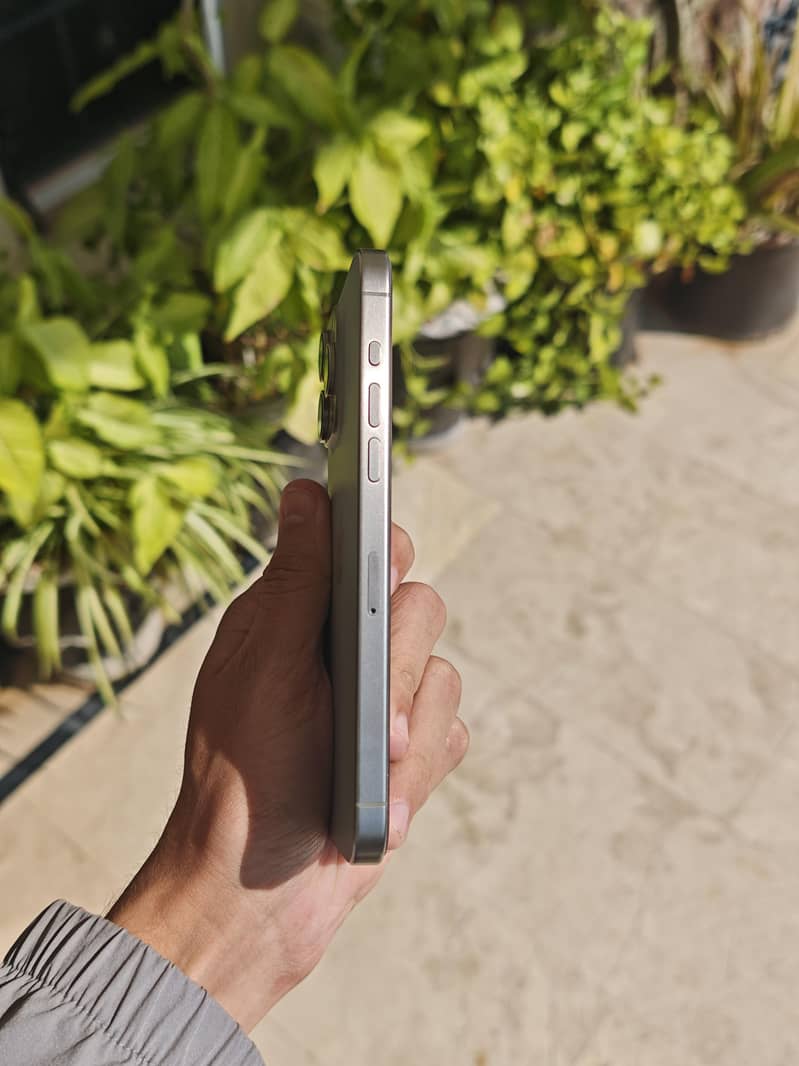 Apple iPhone 15 Pro Max 4
