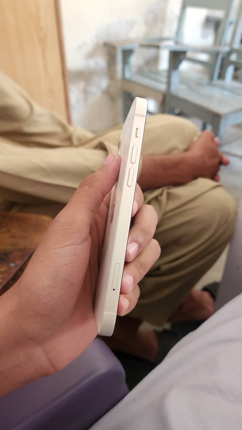 Apple iPhone 12 4