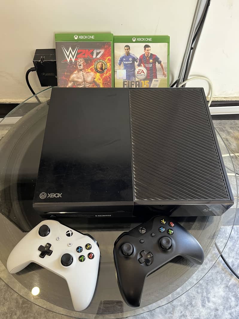 Xbox One With 2 Controllers 0