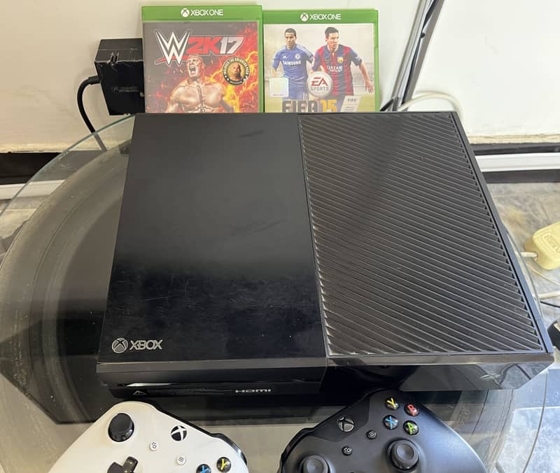 Xbox One With 2 Controllers 1