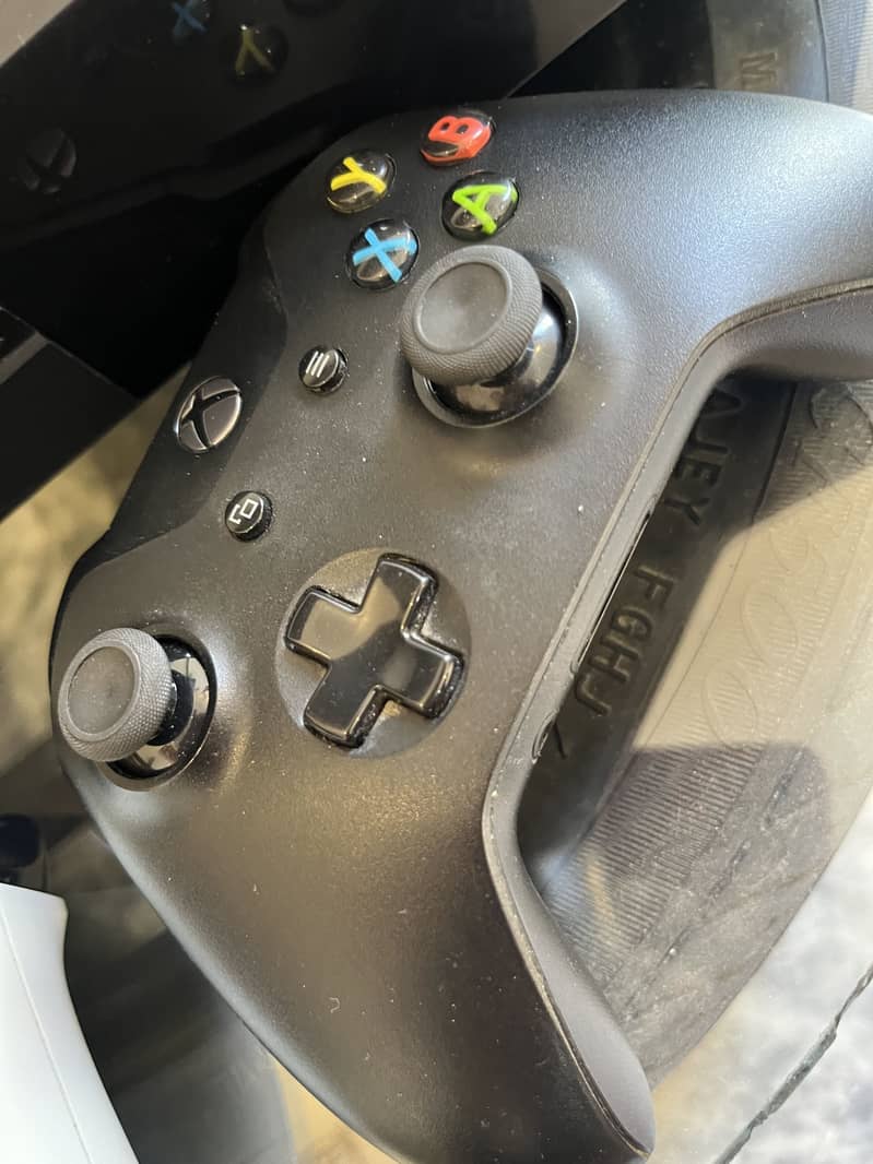 Xbox One With 2 Controllers 4