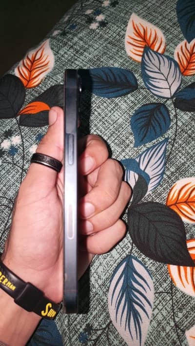 Apple iPhone 13 | 10/10 condition with complete box charger