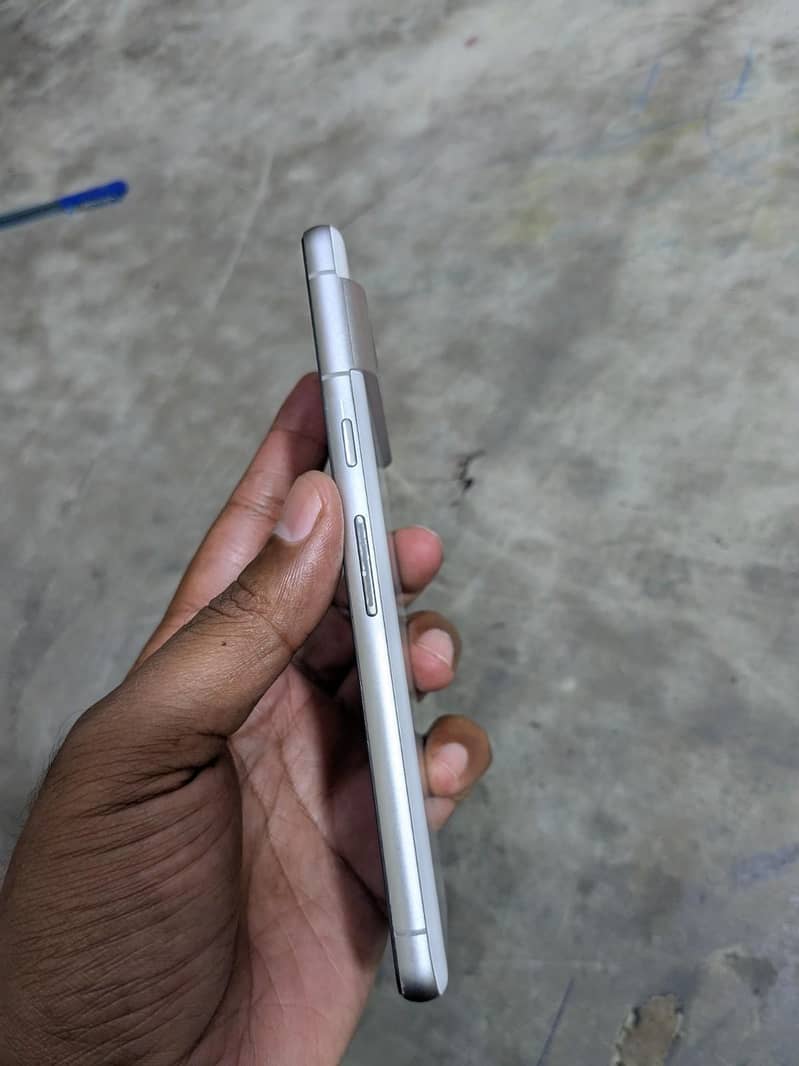 Google Pixel 7 4