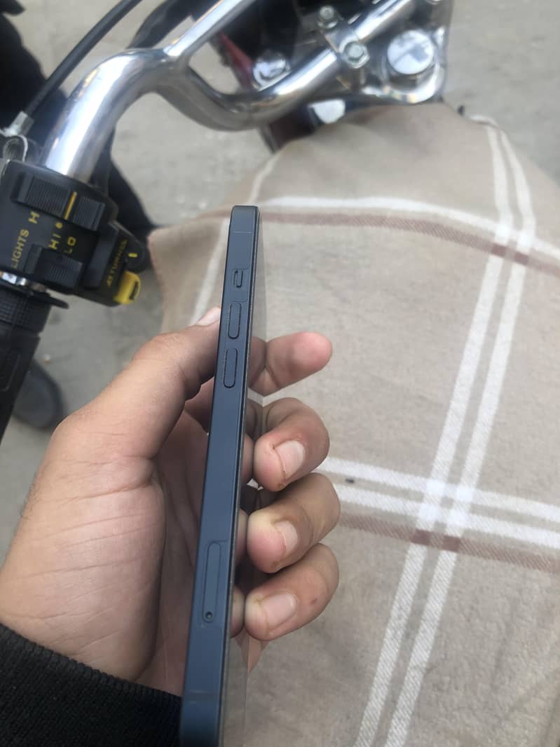 Apple iPhone 13 4