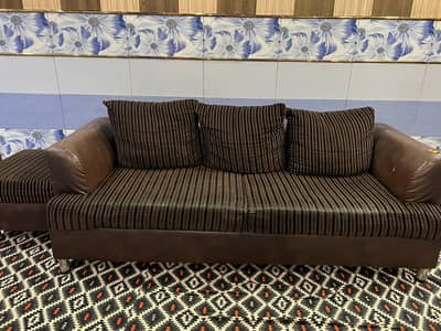 2 pieces sofa set with 6 cushions and 2 side puffys