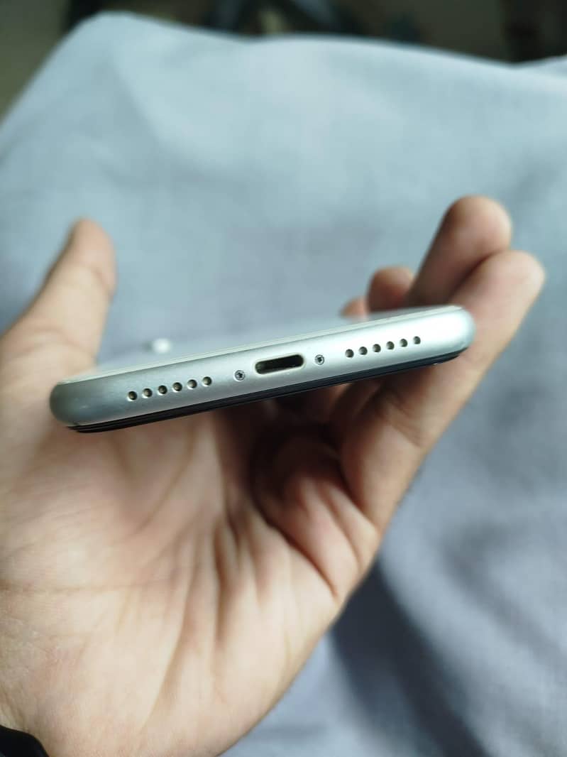 Apple iPhone XR 7
