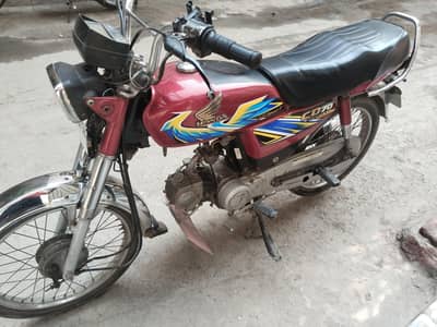 Honda 70 for sale good condition just serious but krny waly contact kr