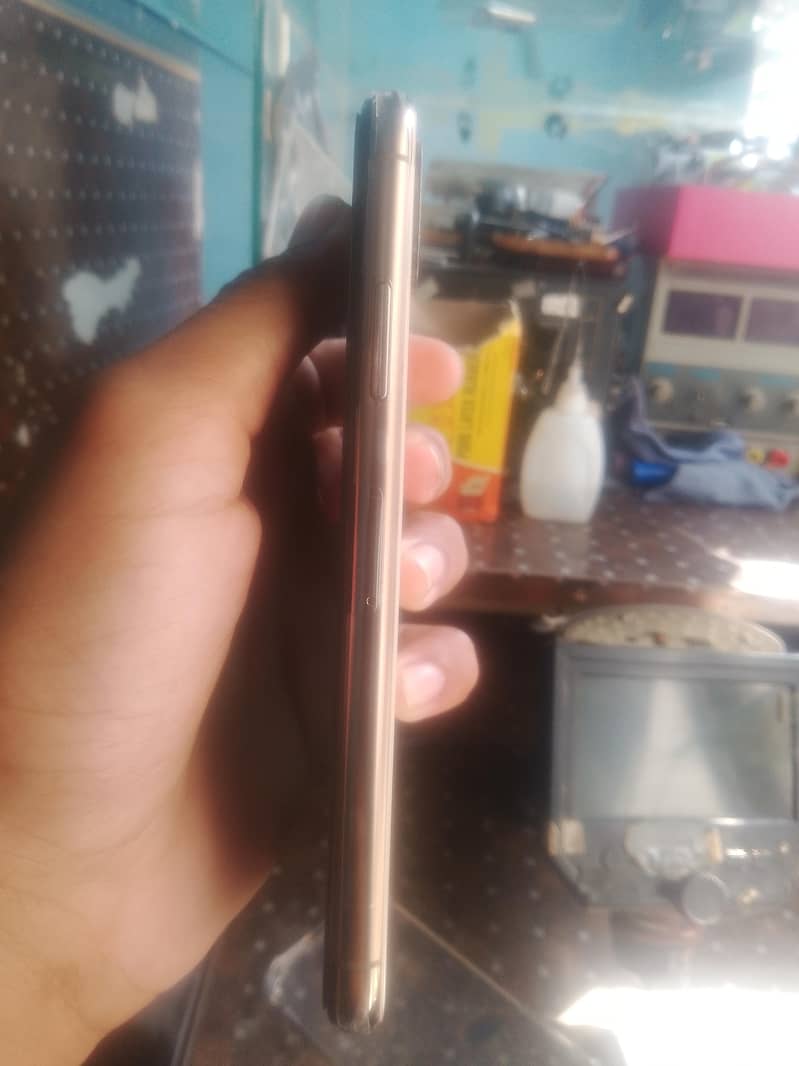Apple iPhone XS 3