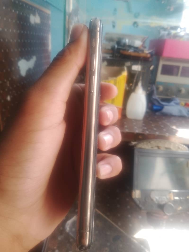 Apple iPhone XS 4