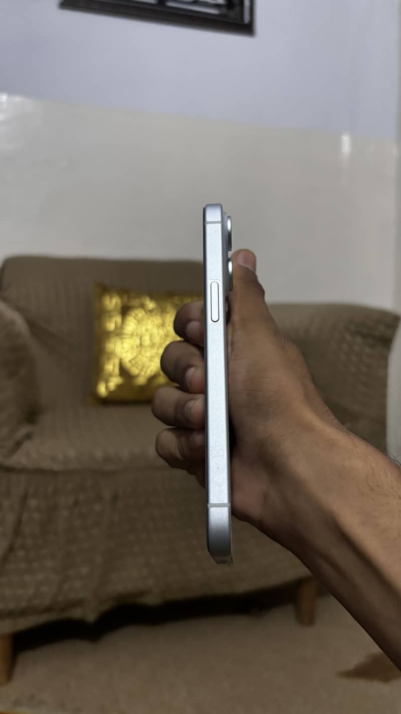 Apple iPhone 15 4