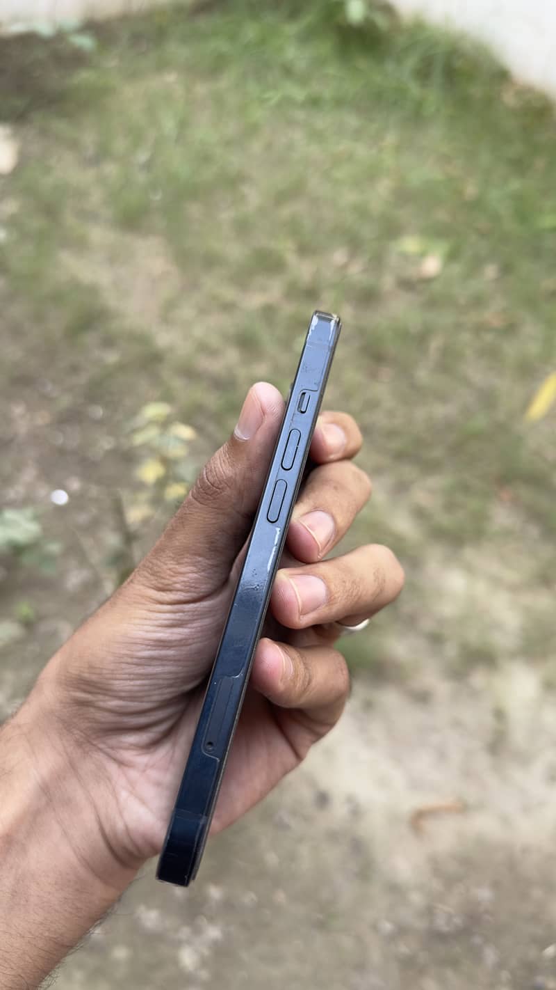 Apple iPhone 13 jv 0