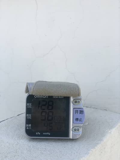 Wrist blood pressure monitor omron hem-6000