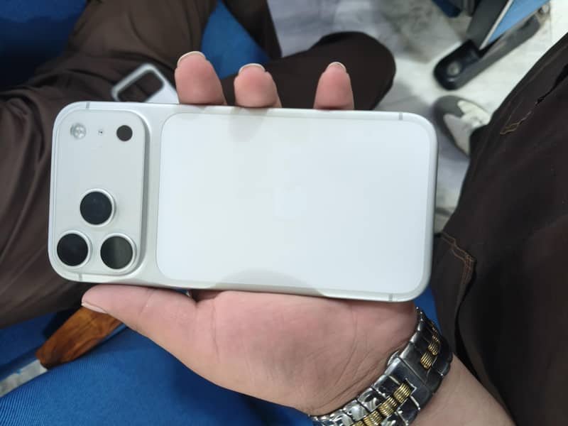 Apple iPhone 17 Pro Max 1