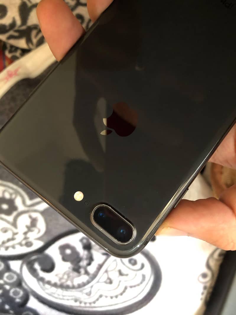 Apple iPhone 8 Plus 4