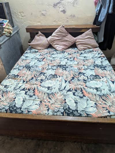 Queen Size Bed Old Is Gold