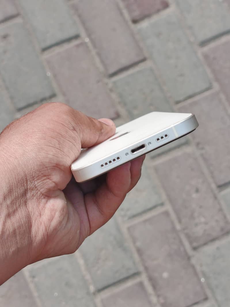Apple iPhone 12 4