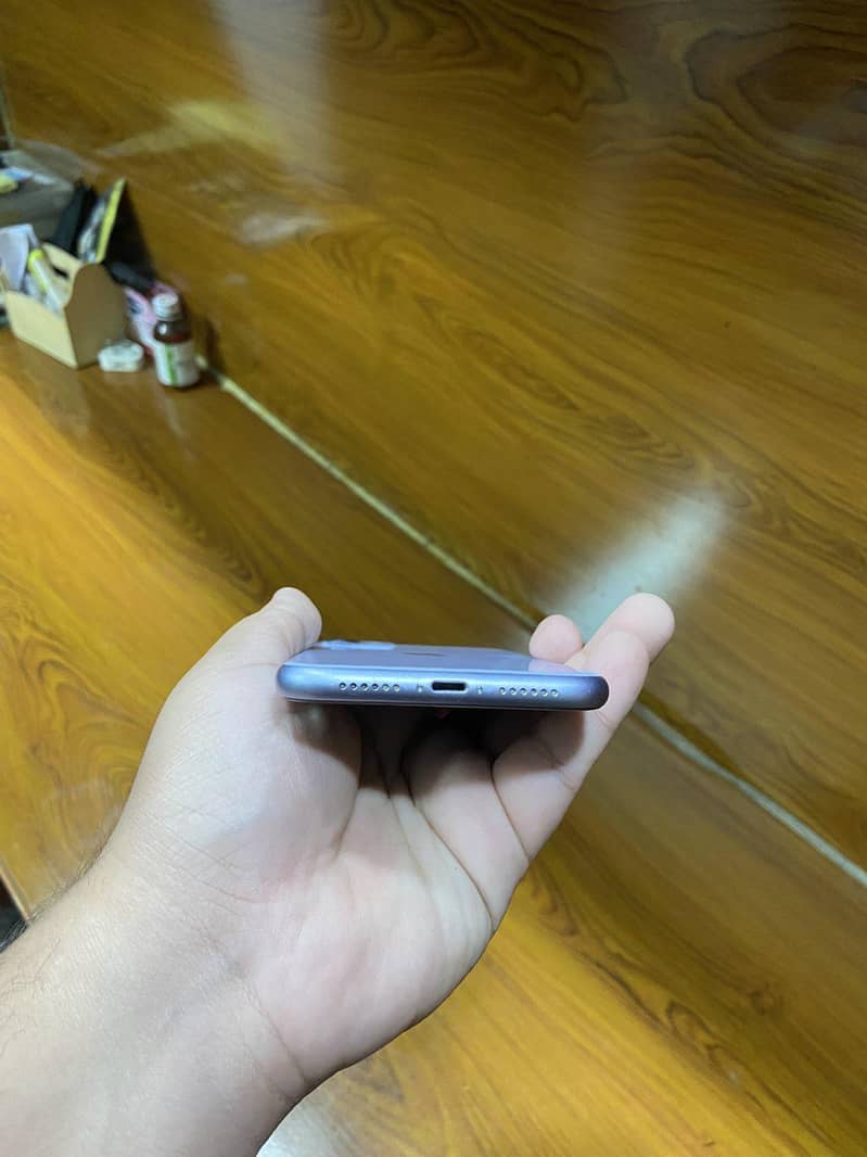 Apple iPhone 11 4