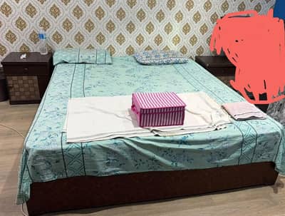 Bed with 2 side tables and motly form