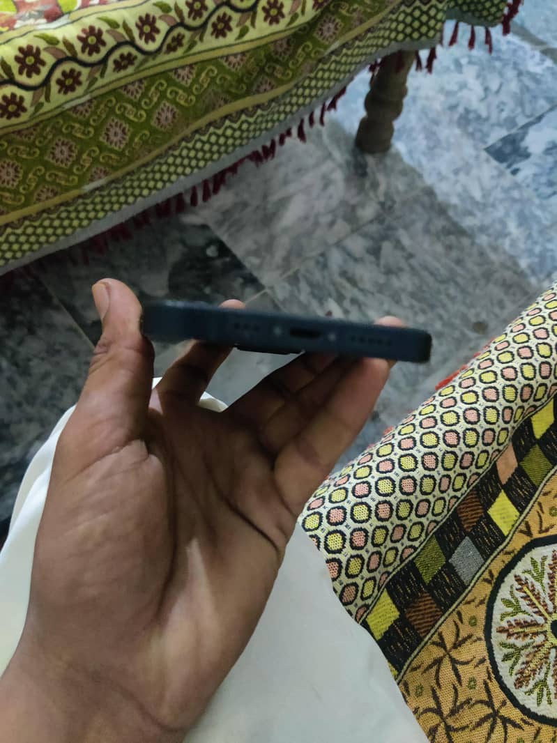 Apple iPhone 13 4