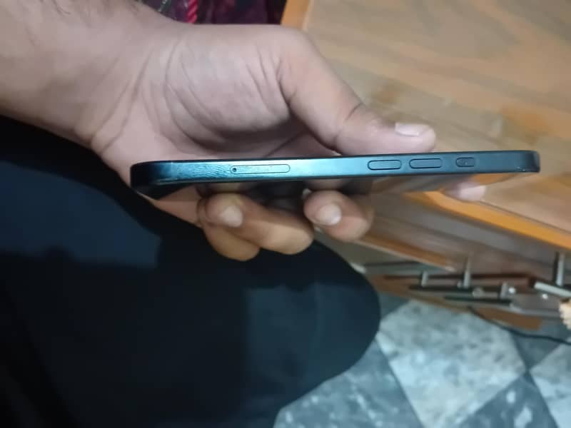 Apple iPhone 16 2