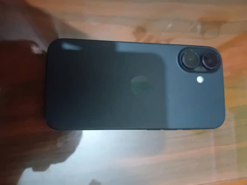 Apple iPhone 16 3