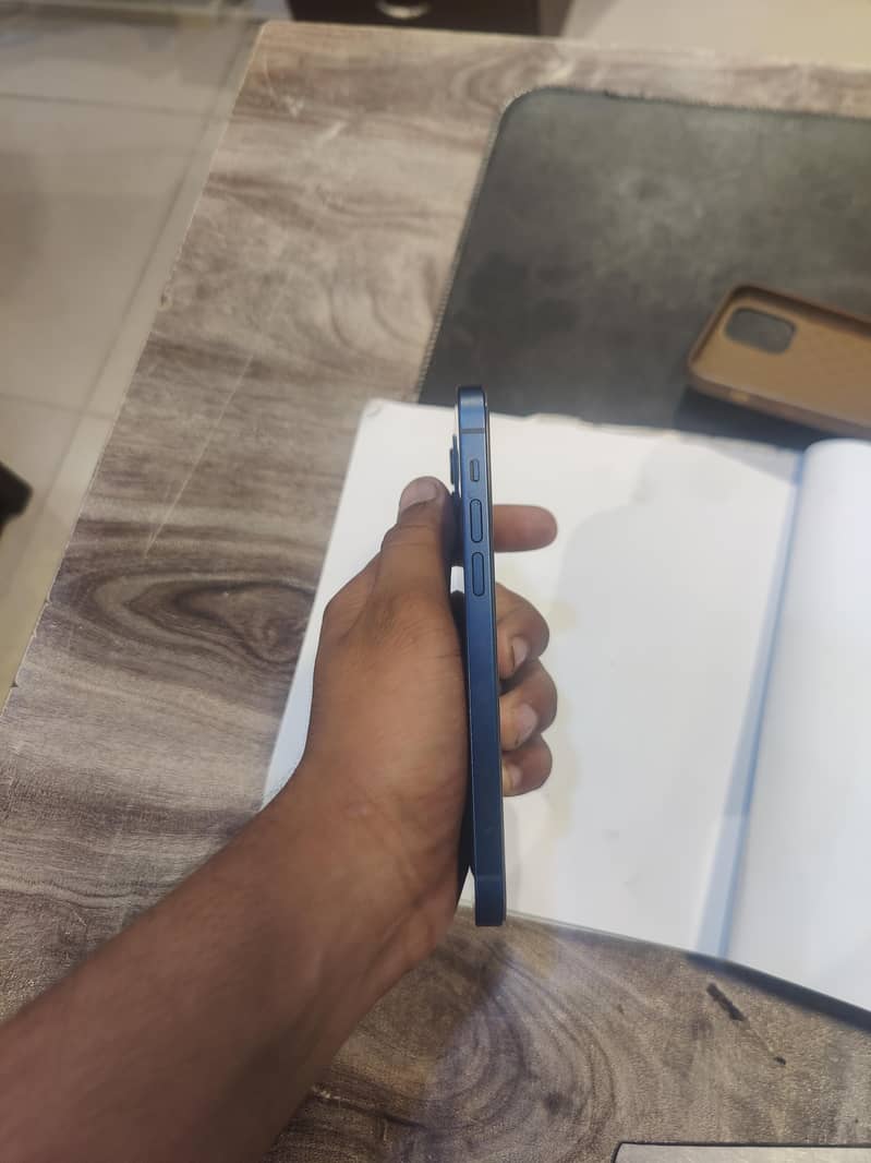 Apple iPhone 12 6