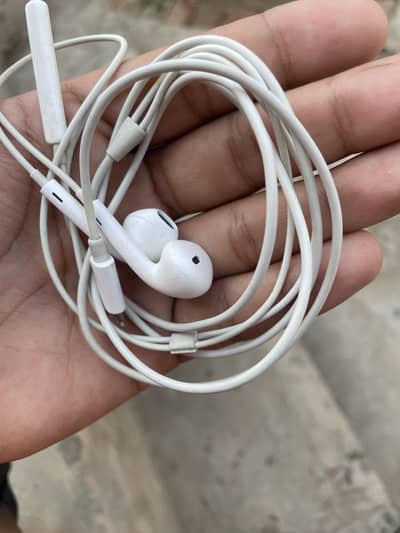 Apple earphones 100% original