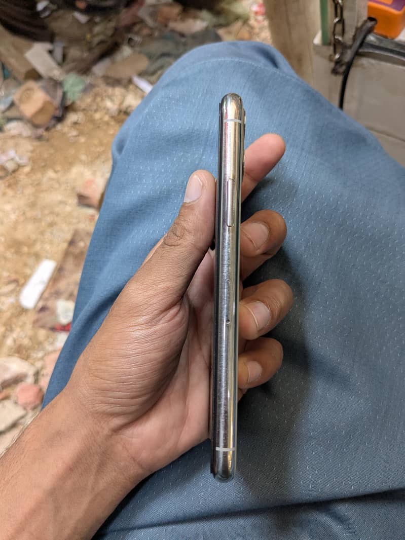 Apple iPhone 11 Pro 1