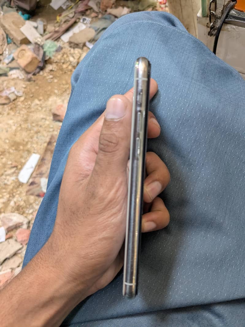 Apple iPhone 11 Pro 4