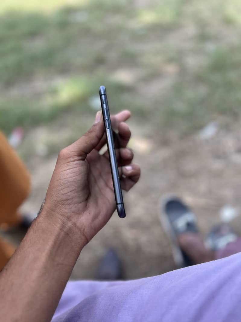 Apple iPhone 11 4