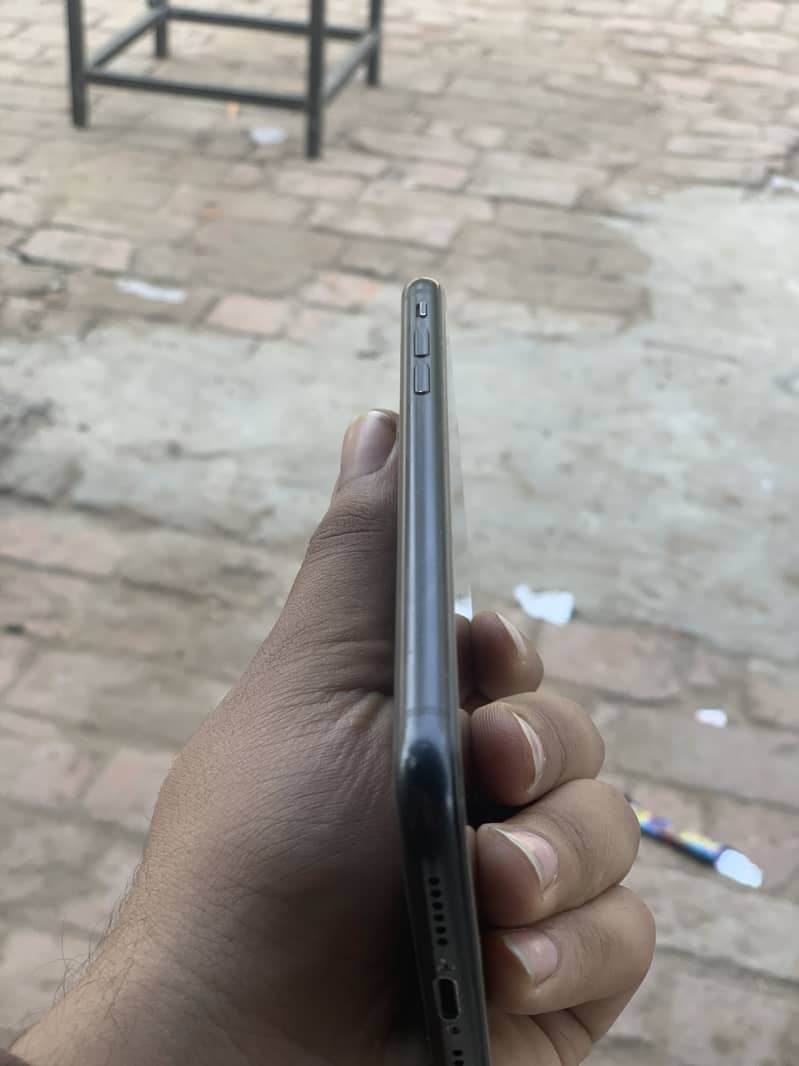Apple iPhone XR 4