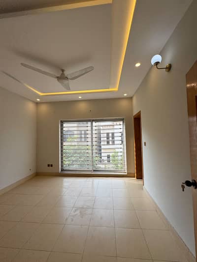 10 MARLA CORNER USED HOUSE FOR SALE DOUBLE UNIT 5 BEDROOM FOR SALE