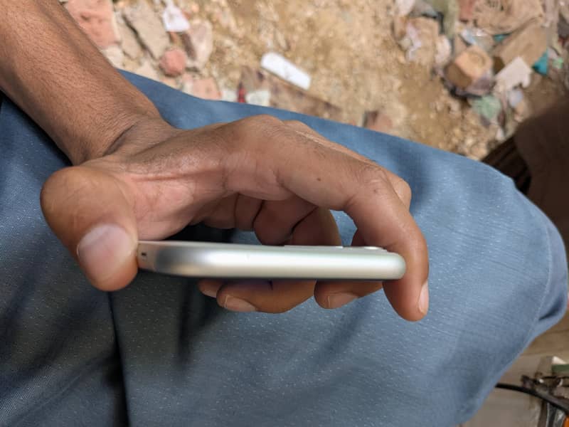 Apple iPhone 11 4